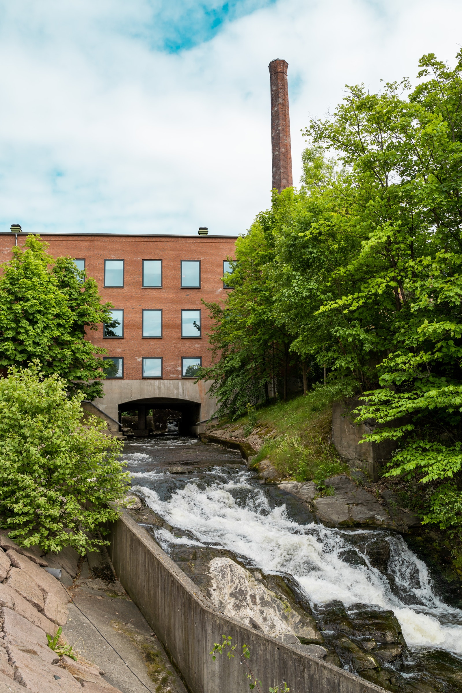 Det er ganske unikt med Alnaelva som renner tvers gjennom det gamle spinneriet. Galleribilde