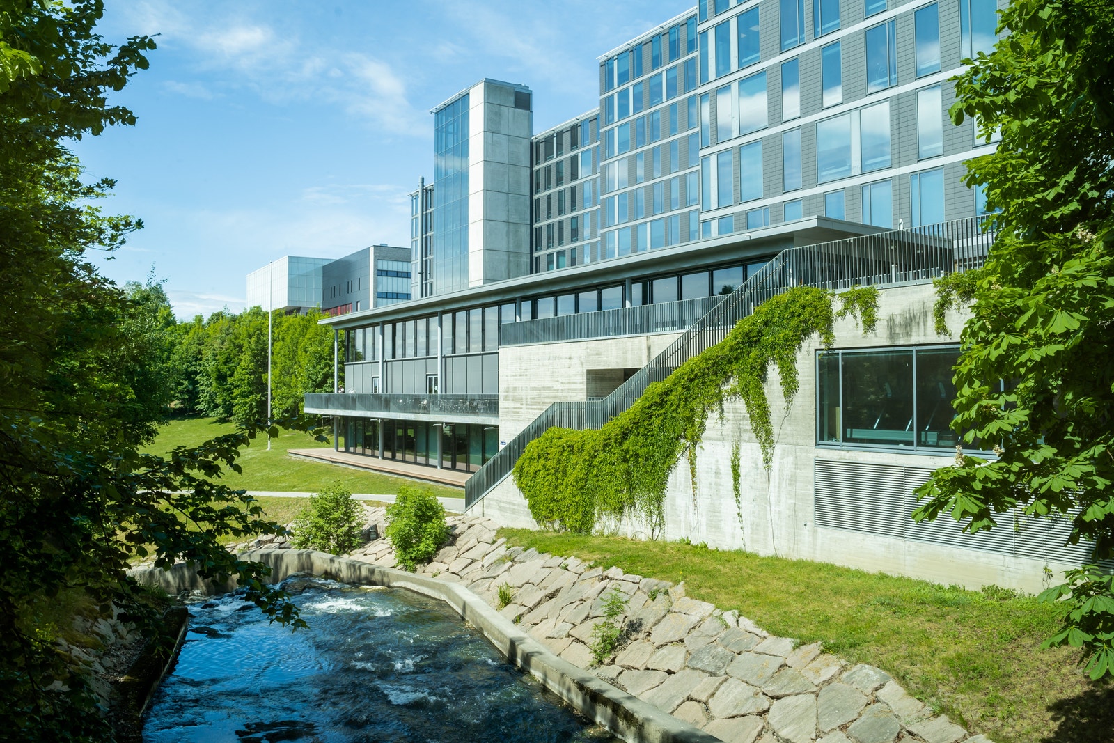 Brynsengfaret 6 ligger rett ved en av Oslos flotteste grønne lunger, med Alnaelva rett utenfor døren. Galleribilde