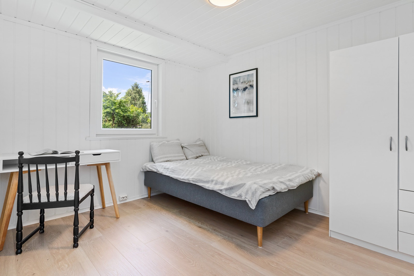 Soverom 7 er møblert med seng, skrivepult og garderobeløsning. Pris: UTLEID Galleribilde