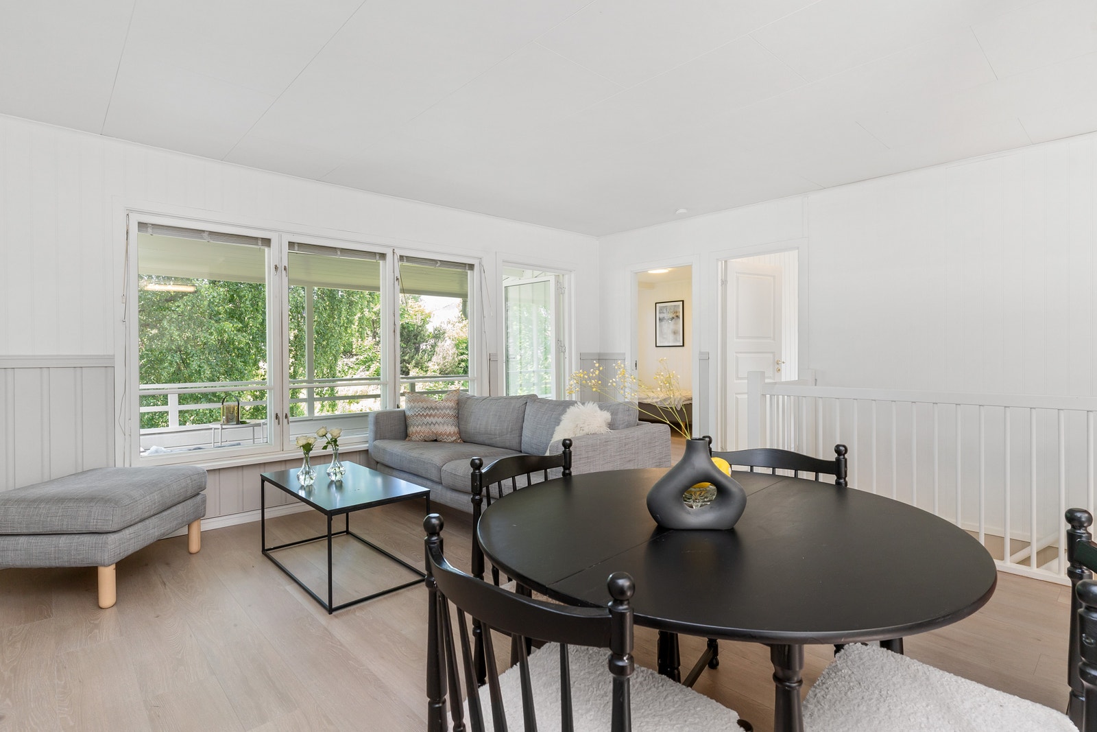 Spiseplassen er praktisk plassert mellom kjøkkenet og TV-stuen. Galleribilde