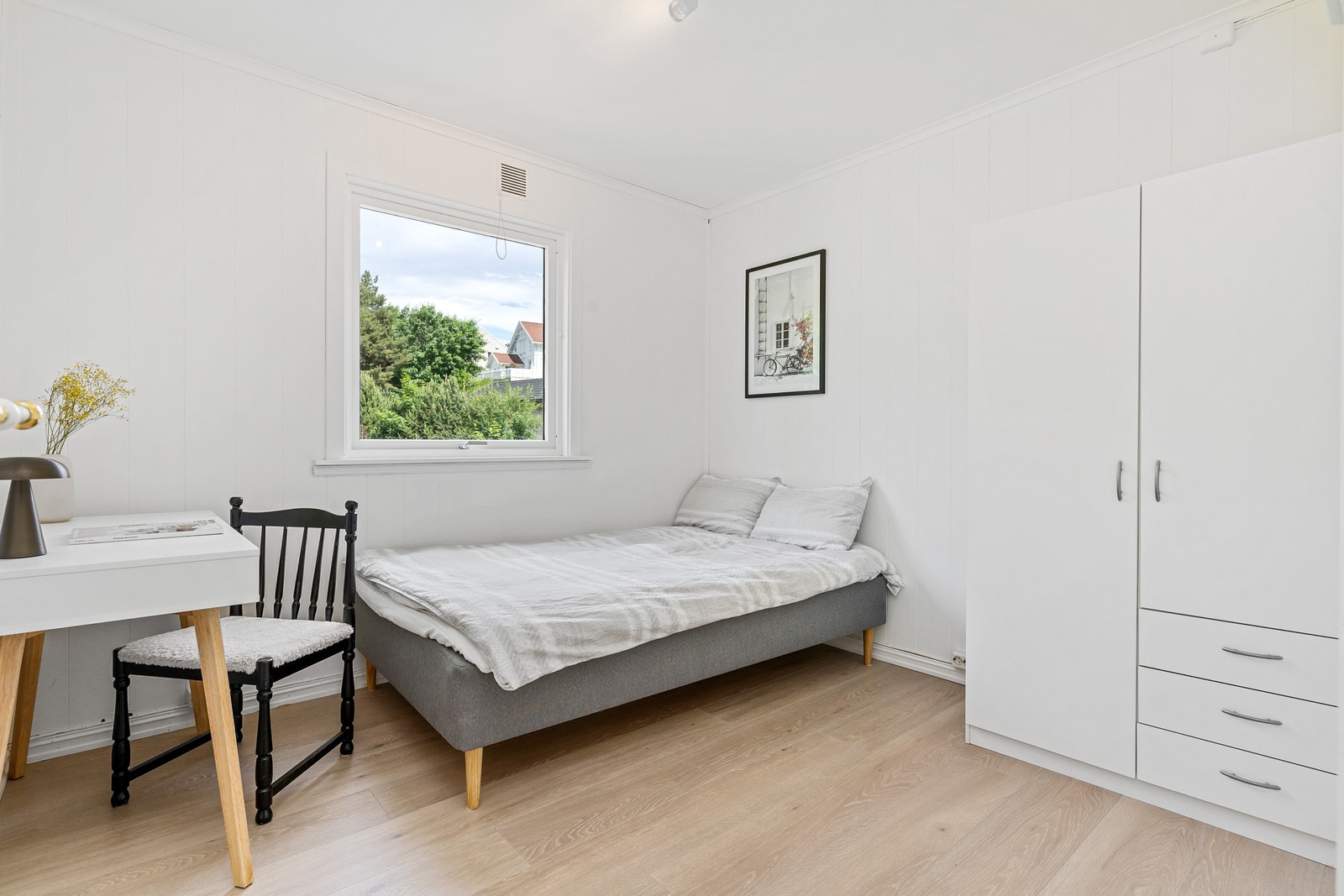 Soverom 6 er møblert med seng, skrivepult og garderobeløsning. Pris: 5 100 pr mnd. Galleribilde