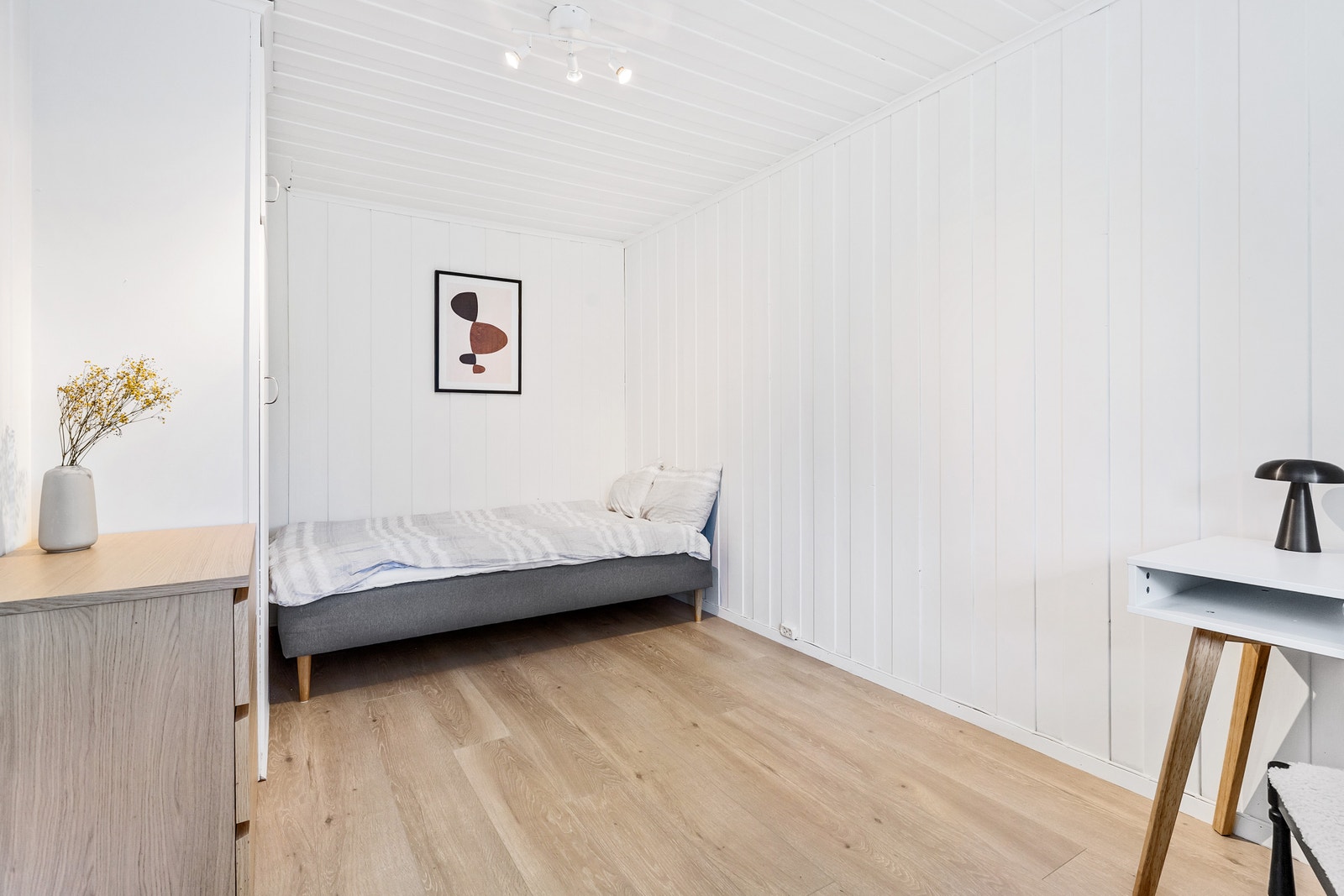 Soverom 4 er møblert med seng, skrivepult og garderobeløsning. UTLEID Galleribilde