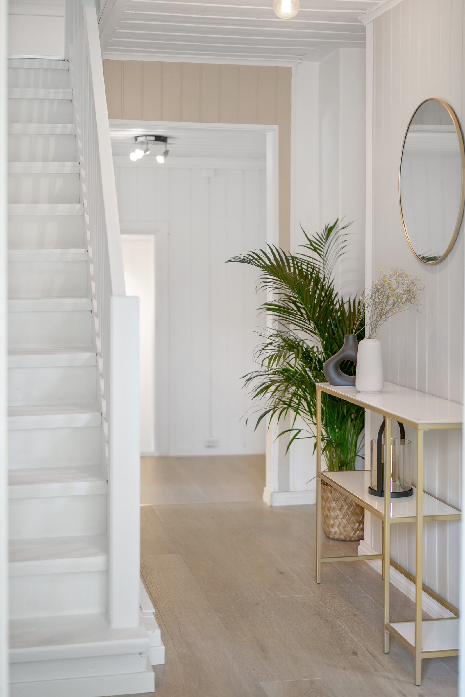 Velkommen inn til 1.etasje! Etasjen består av kjøkken, bad, spiseplass, 4 soverom, trapp opp til 2.etasje og trapp ned til TV-stuen. Galleribilde