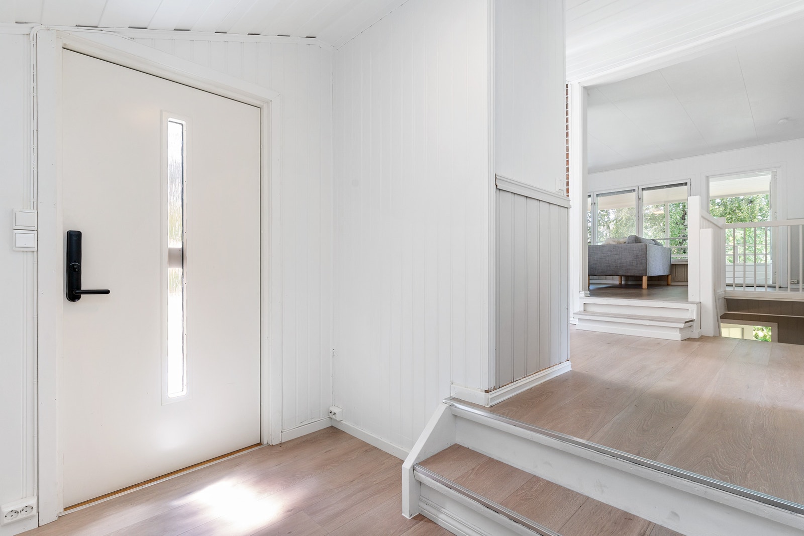 2 etg: Velkommen inn! Etasjen inneholder bad, kjøkken, 3 soverom og stue med utgang til balkong. Galleribilde