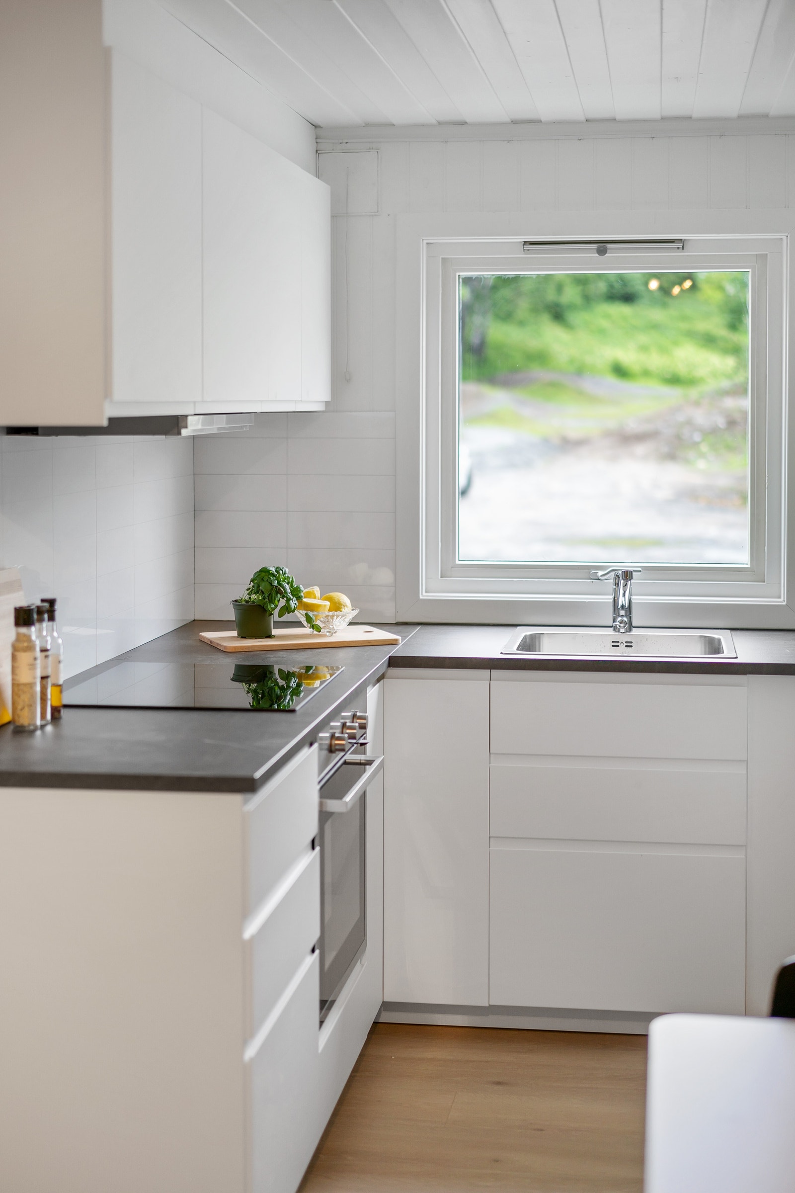 Kjøkkeninnredning fra IKEA med integrerte hvitevarer inkludert oppvaskmaskin. Galleribilde