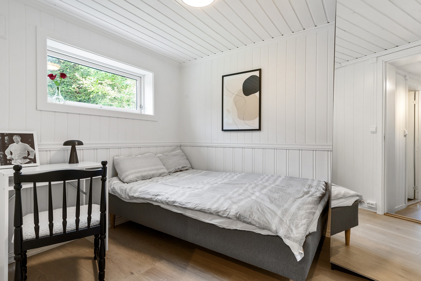 Soverom 3 er møblert med seng, skrivepult og garderobeløsning. UTLEID Galleribilde