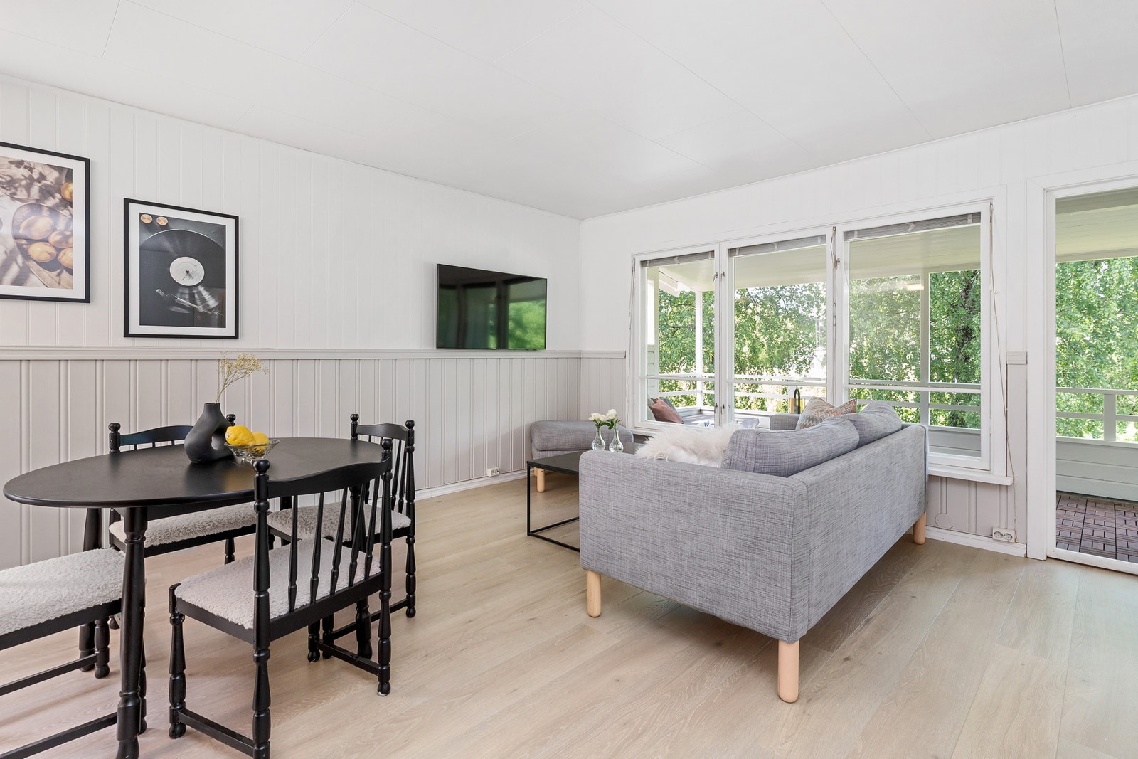 TV-stue har godt med lysinnslipp og direkte utgang til overbygget balkong. Galleribilde