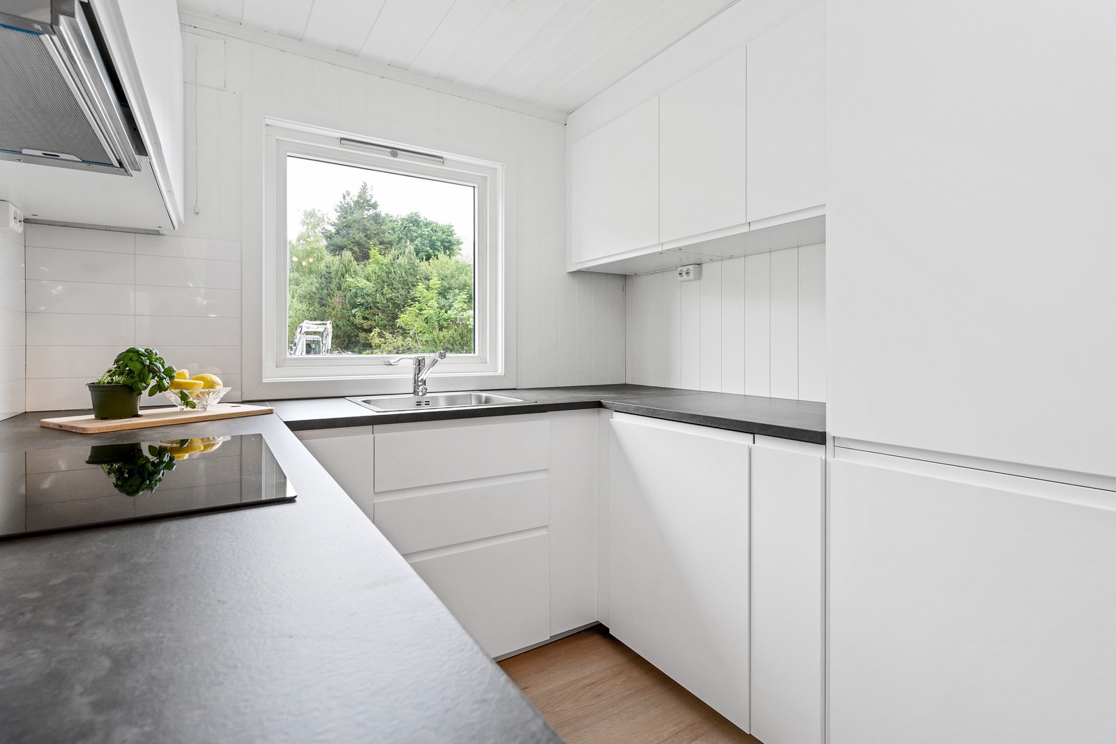 Naturlig lysinnslipp gjør det hyggelig å tilberede mat. Galleribilde