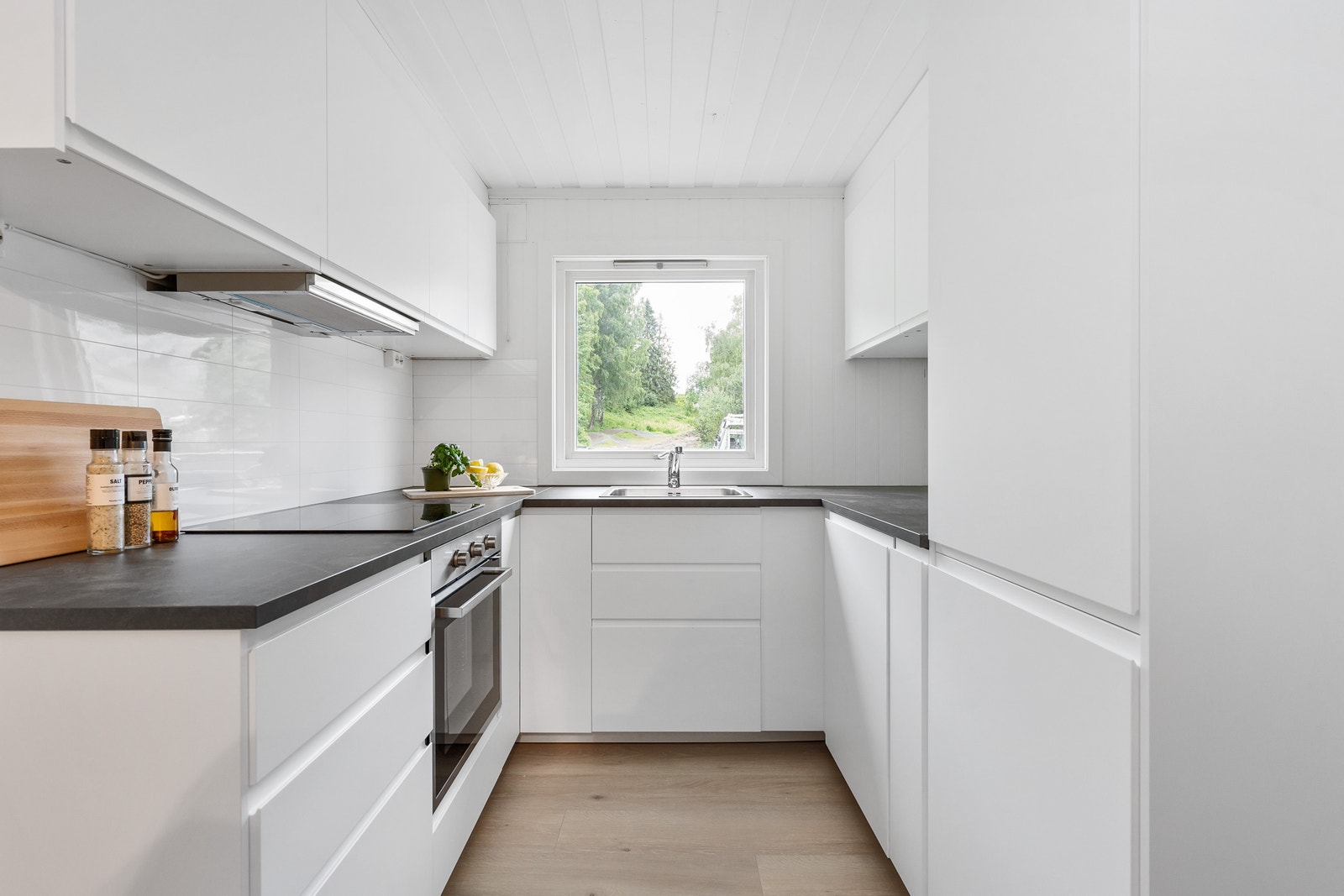 Helt nytt, innholdsrikt kjøkken med gode arbeidsflater og integrerte hvitevarer inkludert oppvaskmaskin. Galleribilde