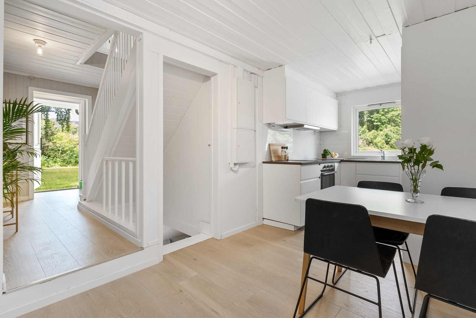 Spisestuen i 1.etasje er plassert rett vet kjøkkenet. Galleribilde