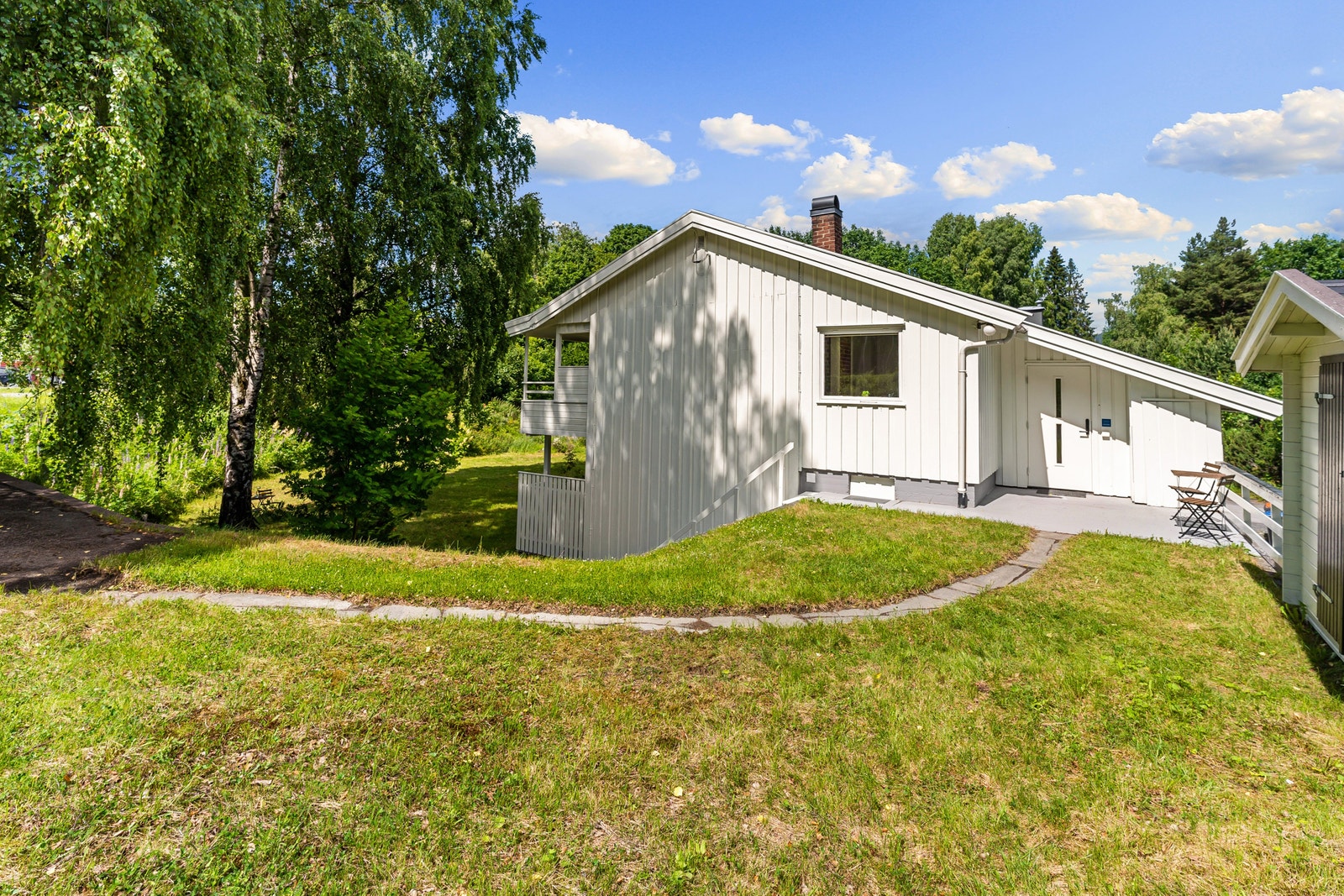 Boligen har to separate innganger med inngang fra 1. og 2. etasje. Galleribilde