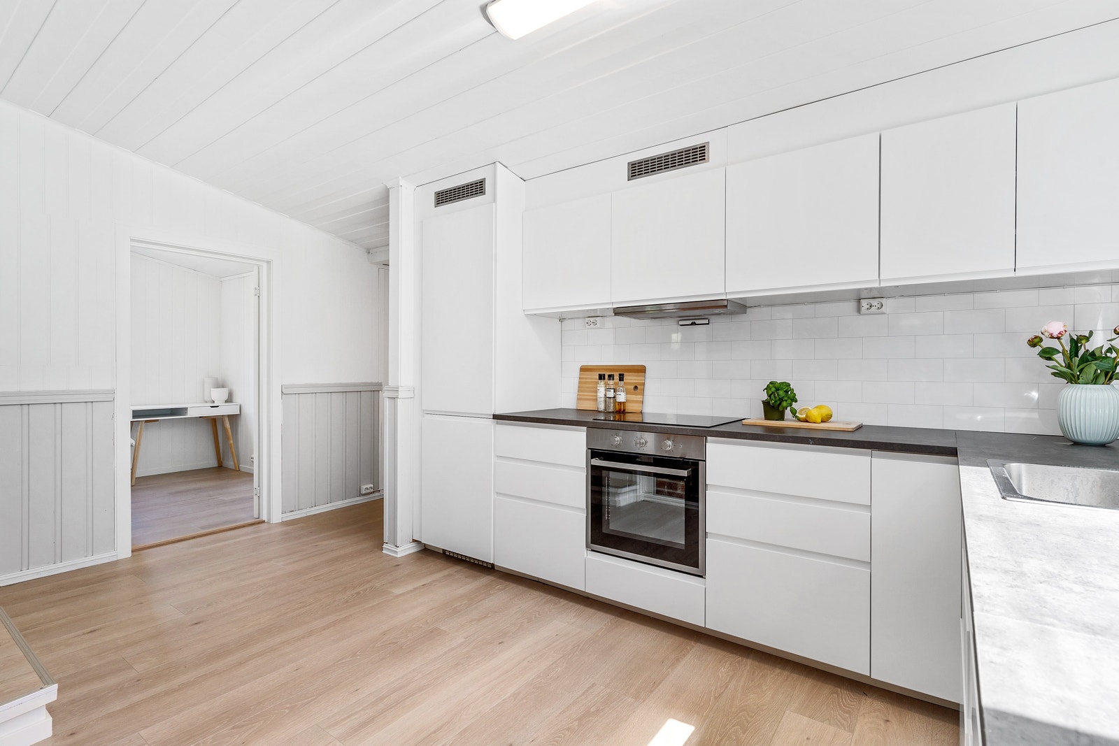 Helt nytt, innholdsrikt kjøkken med gode arbeidsflater og rikelig med skuffe- og skapløsninger. Galleribilde