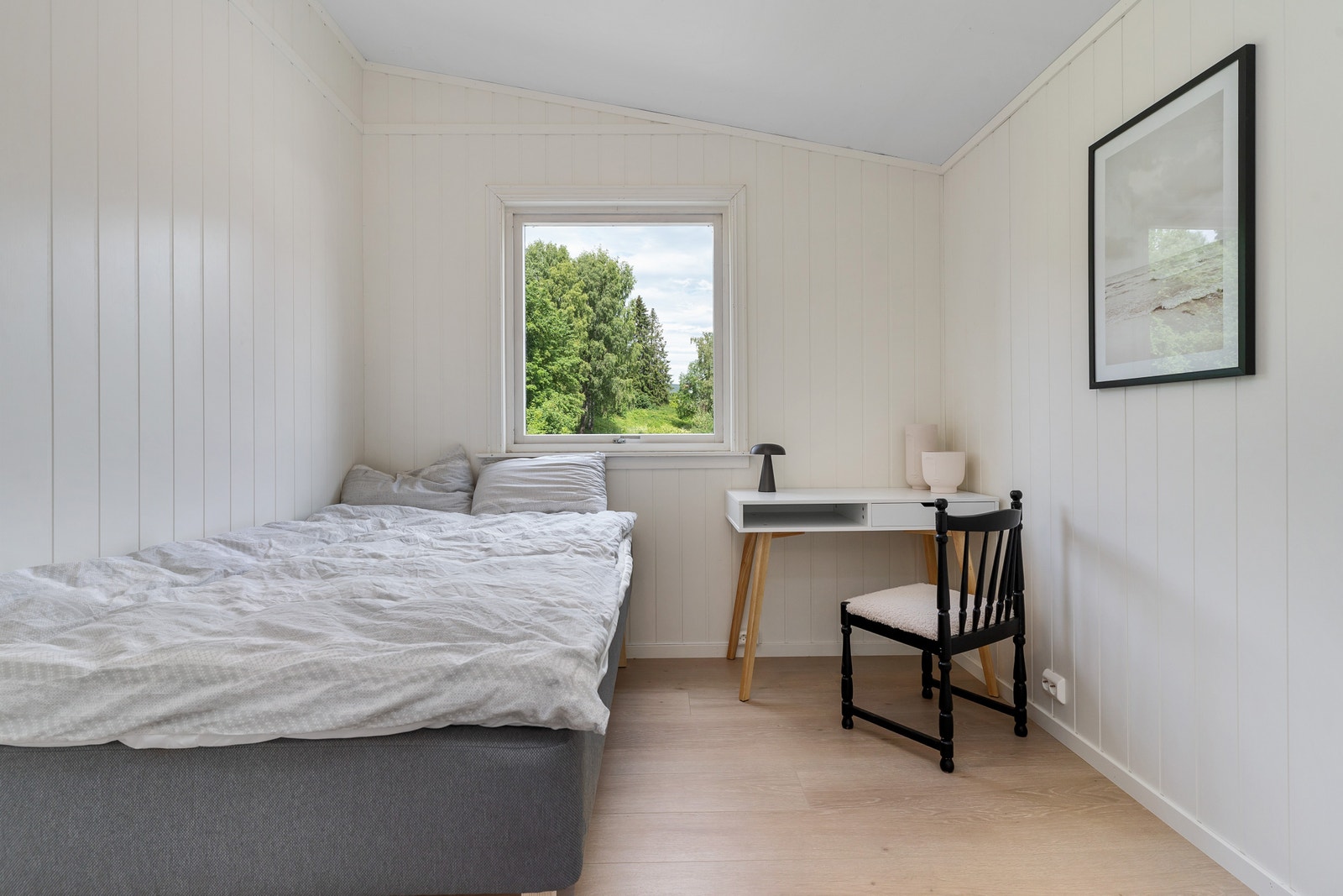 Soverom 5 er møblert med seng, skrivepult og garderobeløsning. Pris: UTLEID Galleribilde