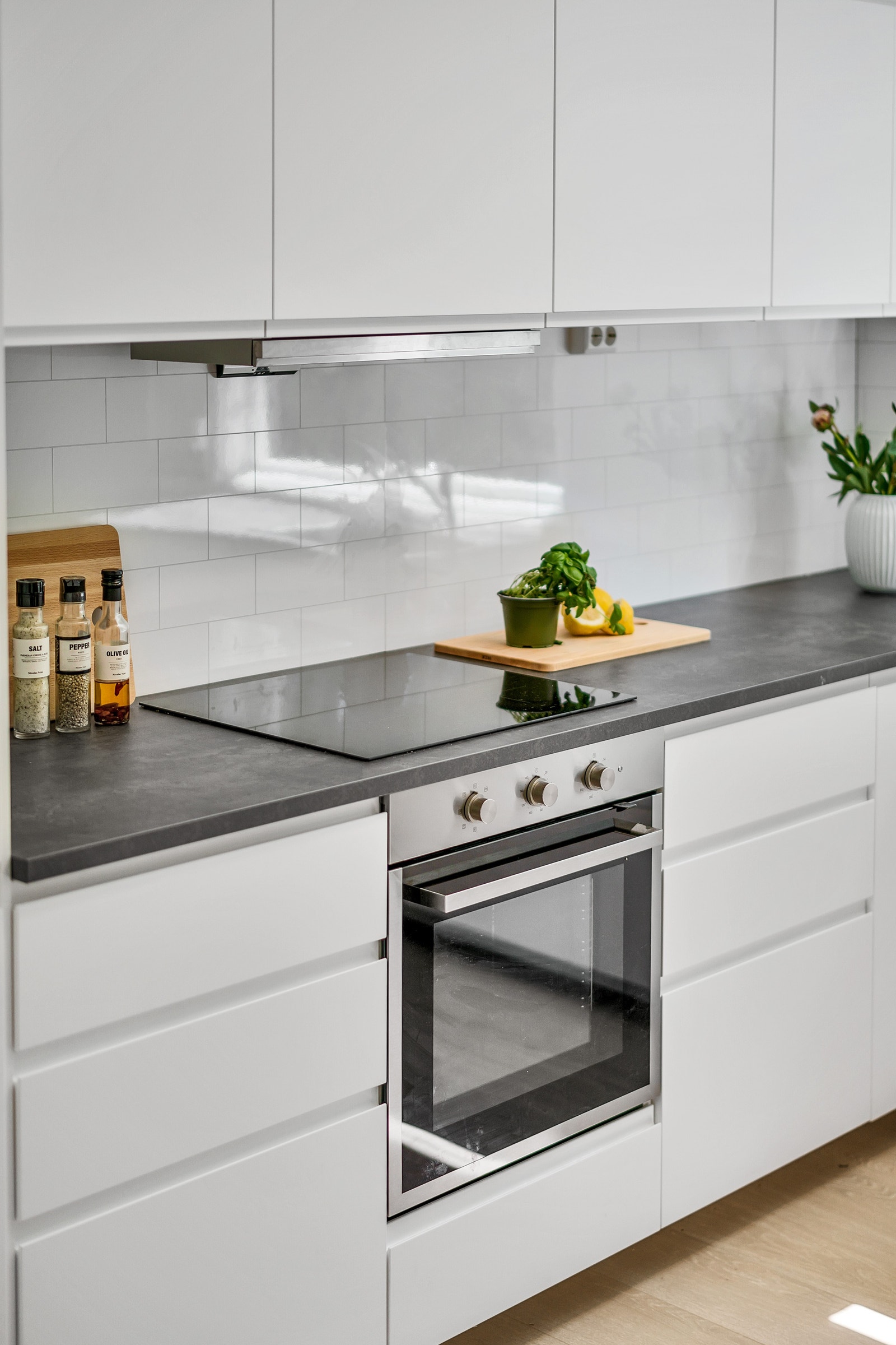 Kjøkkenet oppleves som praktisk med gode arbeidsflater. Galleribilde