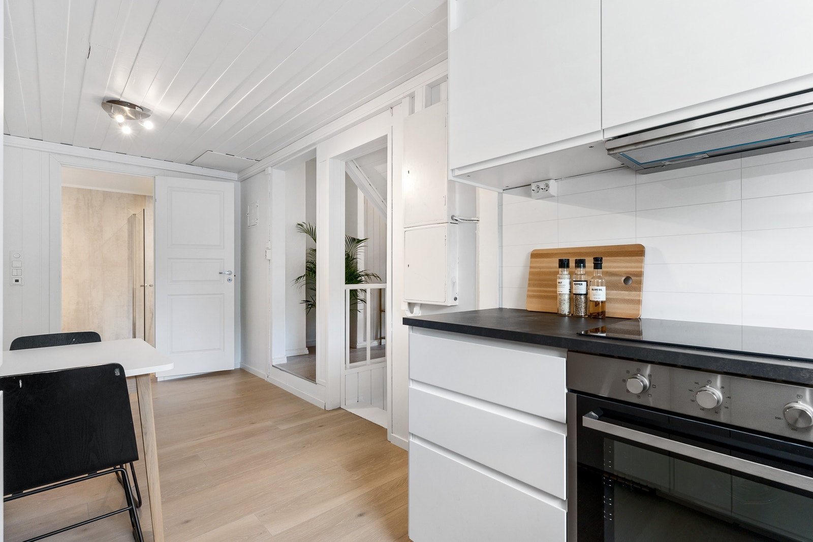 Fra kjøkkenet kan du gå direkte ned til TV-stuen/kjellerstuen Galleribilde