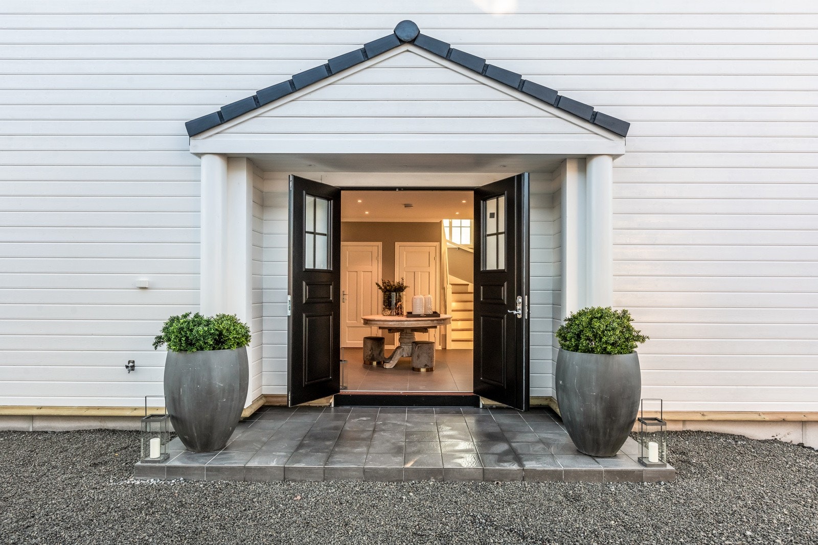 Velkommen inn! Bildene som benyttes i presentasjonen er fra andre hus Riis Bygg har oppført og er ment som illustrasjon. Det kan være avvik mot leveransen. Galleribilde