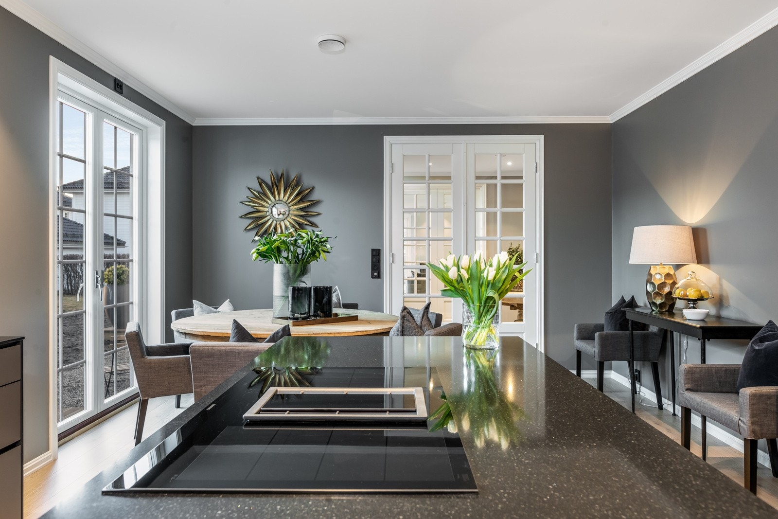 Mer at det stort sett alltid er mulig å avtale tid for innvendig besiktigelse i lignende boliger som nærmer seg ferdigstillelse. Kontakt megler for avtale. Bildene som benyttes i presentasjonen er fra andre hus Riis Bygg har oppført og er ment som illustr Galleribilde