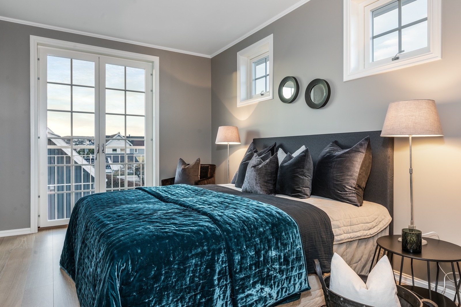 Boligene har 4 soverom, alle i 2. etg. Hovedsoverom i masteravdeling med direkte tilgang til walk in closet og romslig bad/wc. Bildene som benyttes i presentasjonen er fra andre hus Riis Bygg har oppført og er ment som illustrasjon. Det kan være avvik mot Galleribilde