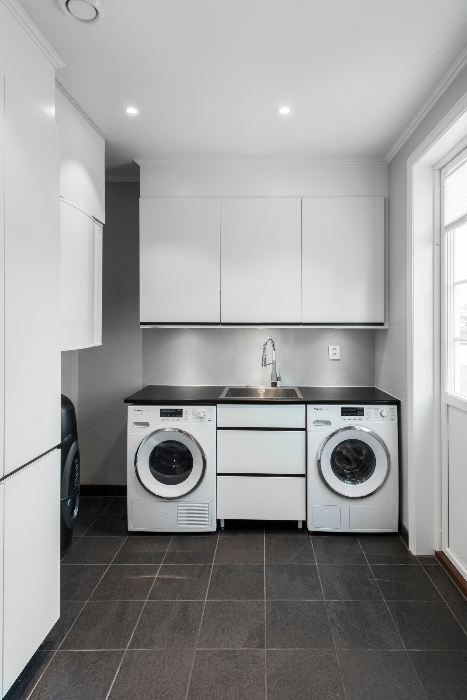 Vaskerom på ca 9 kvm i 1. etg med egen utgang. Bildene som benyttes i presentasjonen er fra andre hus Riis Bygg har oppført og er ment som illustrasjon. Det kan være avvik mot leveransen. Galleribilde