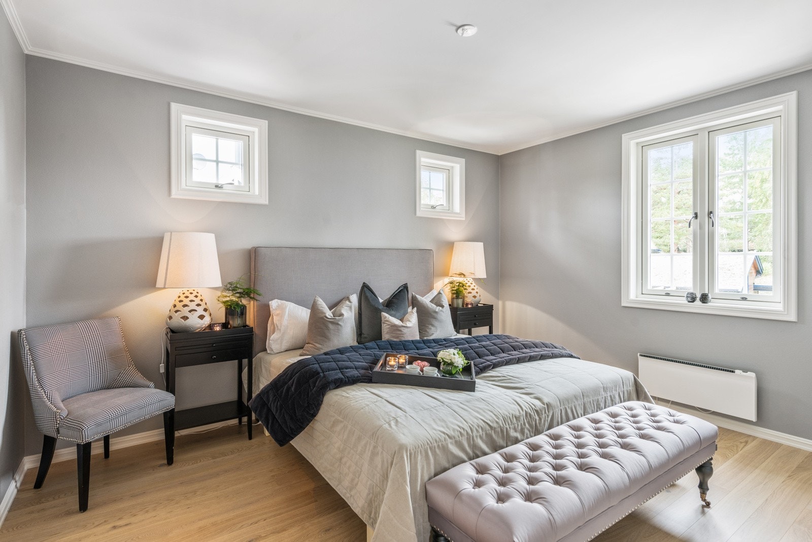 Boligene har 4 soverom, alle i 2. etg. Hovedsoverom i masteravdeling med direkte tilgang til walk in closet og romslig bad/wc.Bildene som benyttes i presentasjonen er fra andre hus Riis Bygg har oppført og er ment som illustrasjon. Det kan være avvik mot Galleribilde