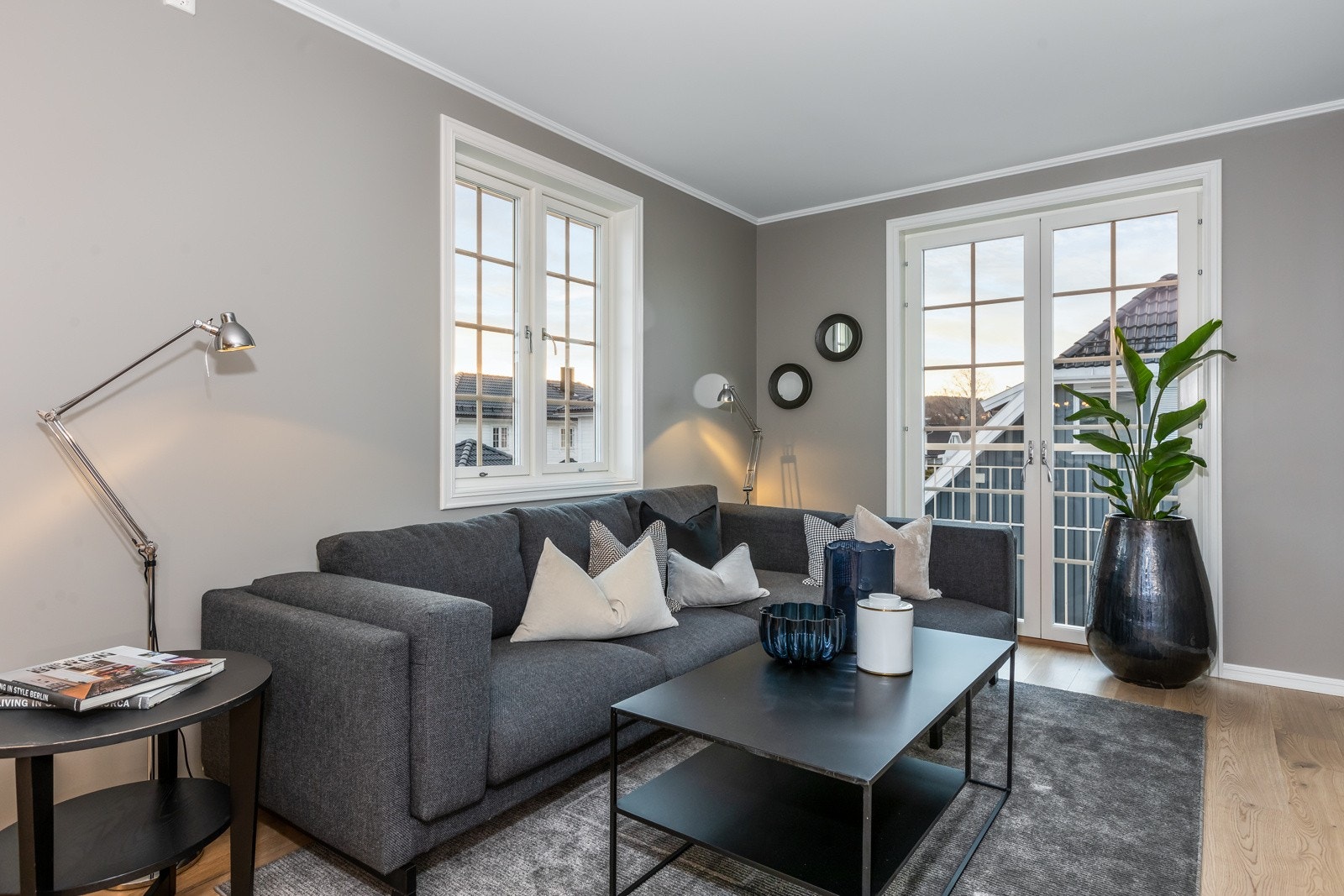 Boligene har en ekstra TV stue i 2. etg. med fransk balkong. Bildet er tatt i bolig som tidligere er oppført, men som har annen stueløsning. Galleribilde