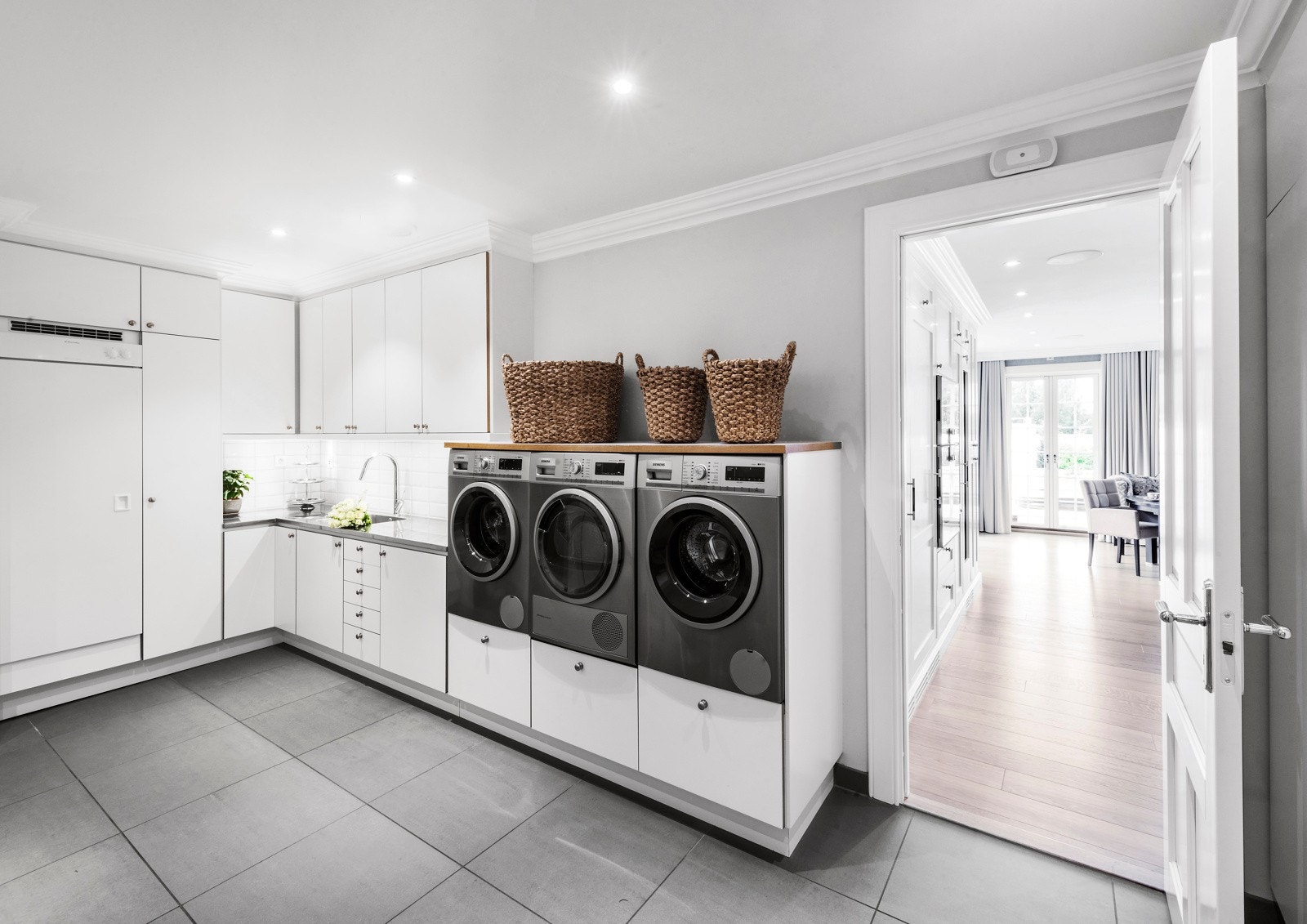 Vaskerom på ca 9 kvm i 1. etg med egen utgang. Bildene som benyttes i presentasjonen er fra andre hus Riis Bygg har oppført og er ment som illustrasjon. Det kan være avvik mot leveransen. Galleribilde