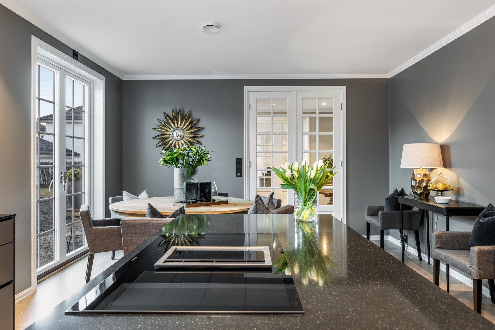 Mer at det stort sett alltid er mulig å avtale tid for innvendig besiktigelse i lignende boliger som nærmer seg ferdigstillelse. Kontakt megler for avtale. Bildene som benyttes i presentasjonen er fra andre hus Riis Bygg har oppført og er ment som illustr Galleribilde