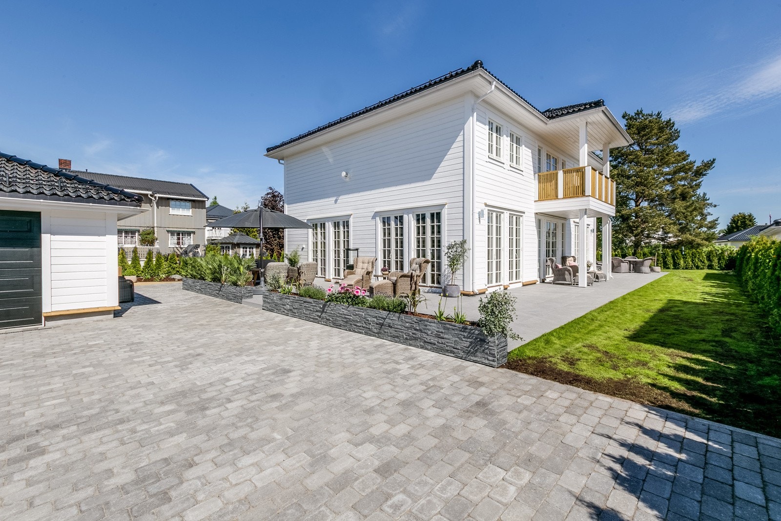 Som tilvalg kan tomten av utbygger leveres ferdig opparbeidet med gressplen, stenlagt gårdsplass, hekk ev. gjerde m.m. Bildene som benyttes i presentasjonen er fra andre hus Riis Bygg har oppført og er ment som illustrasjon. Det kan være avvik mot leveran Galleribilde