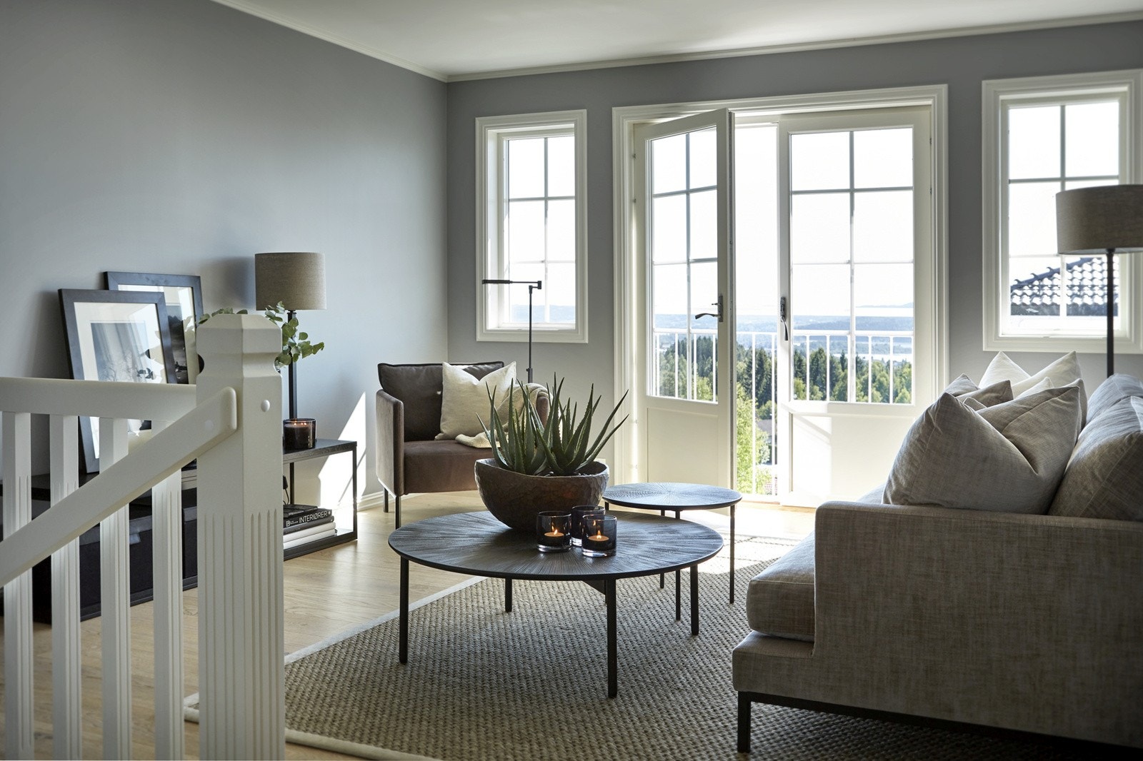 Stuen i 2. etg. får fransk balkong. Bildene som benyttes i presentasjonen er fra andre hus Riis Bygg har oppført og er ment som illustrasjon. Det kan være avvik mot leveransen. Galleribilde