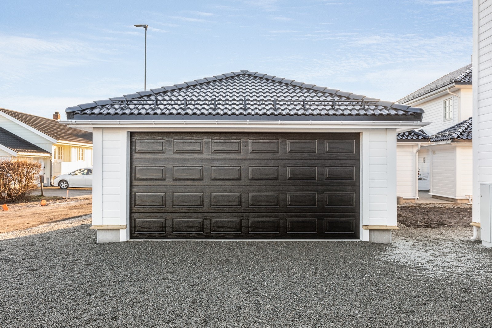 Dobbel garasje, 42 kvm kan leveres som tilvalg. Bildene som benyttes i presentasjonen er fra andre hus Riis Bygg har oppført og er ment som illustrasjon. Det kan være avvik mot leveransen. Galleribilde