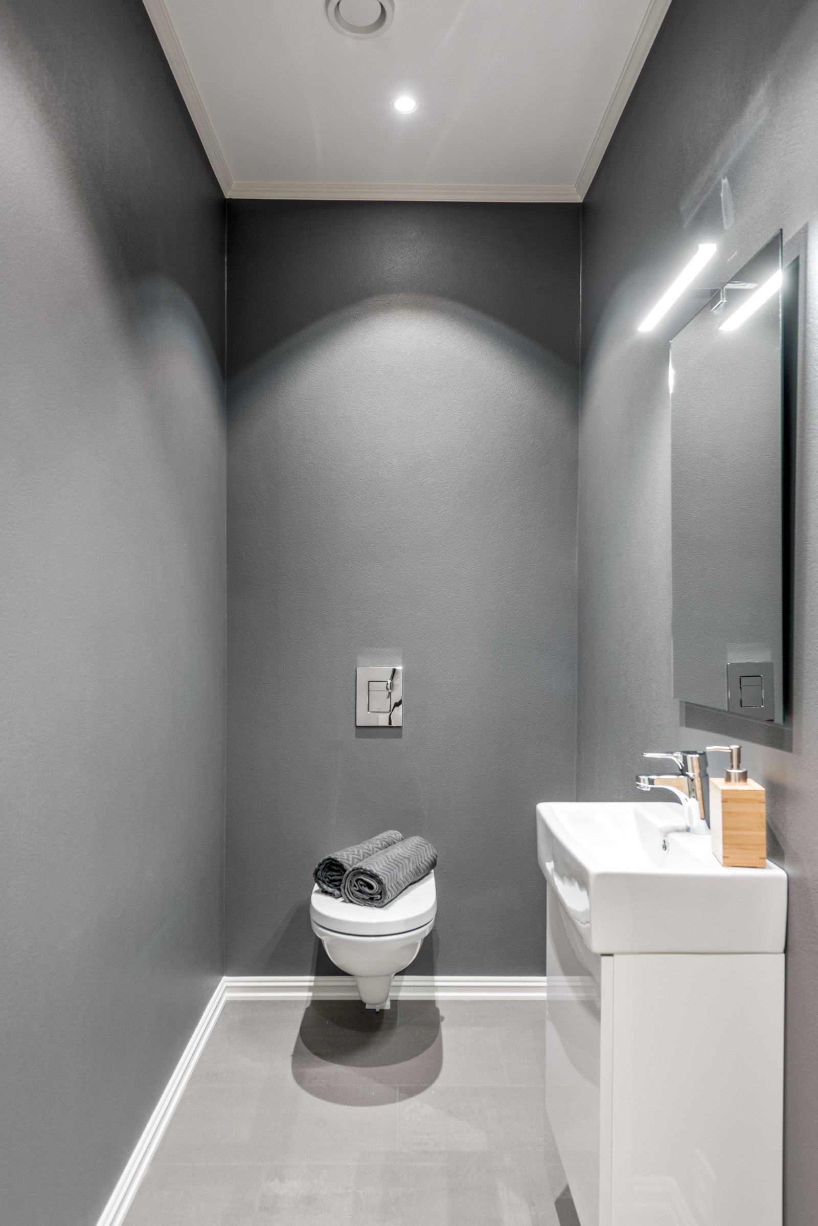 Sep. wc i husets 1. etg. Bildene som benyttes i presentasjonen er fra andre hus Riis Bygg har oppført og er ment som illustrasjon. Det kan være avvik mot leveransen. Galleribilde