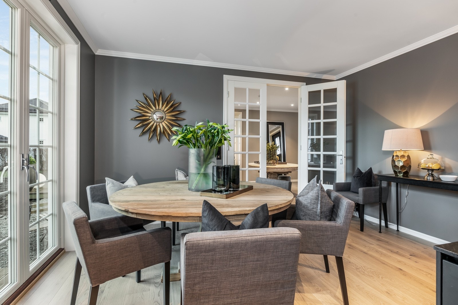 Legg merke til den store døren ut til hagen, dobbel dør som nærmest går fra gulv til tak. Bildene som benyttes i presentasjonen er fra andre hus Riis Bygg har oppført og er ment som illustrasjon. Det kan være avvik mot leveransen. Galleribilde