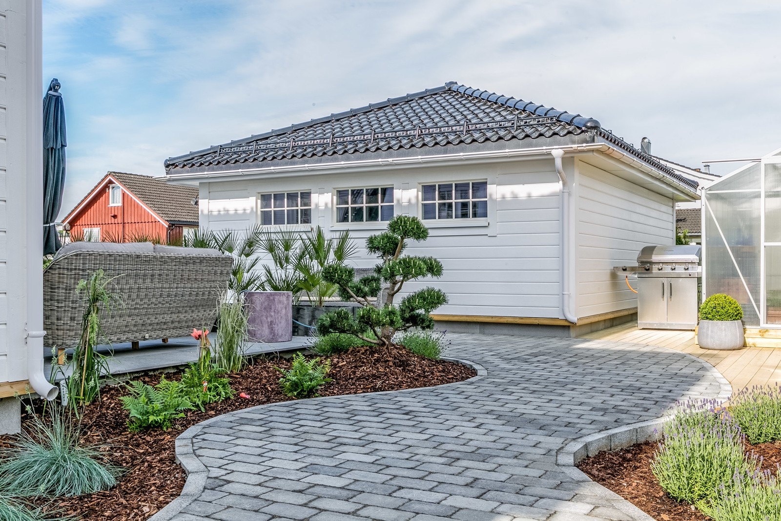 Som tilvalg kan tomten av utbygger leveres ferdig opparbeidet med gressplen, stenlagt gårdsplass, hekk ev. gjerde m.m. Galleribilde