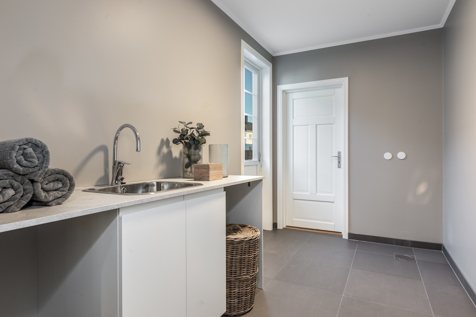 Vaskerom på ca 9 kvm i 1. etg med egen utgang. Bildene som benyttes i presentasjonen er fra andre hus Riis Bygg har oppført og er ment som illustrasjon. Det kan være avvik mot leveransen. Galleribilde