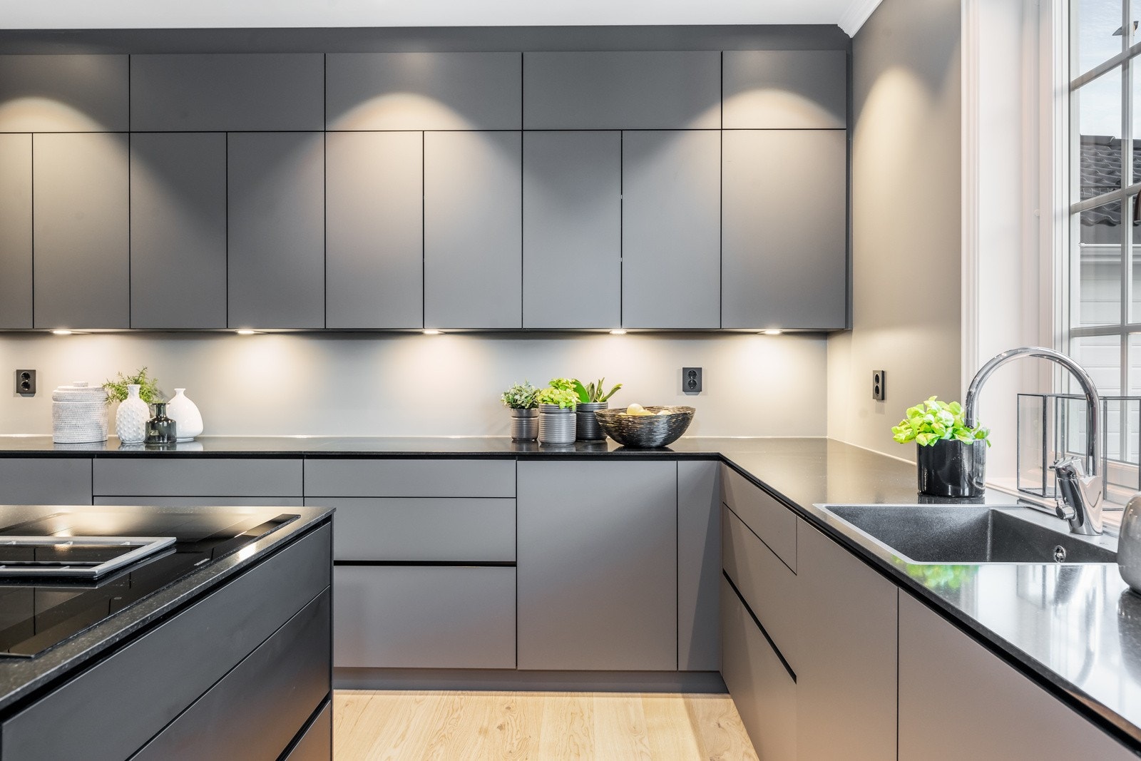 Kjøperne får avtalt egne møter med de alternative kjøkkenleverandørene for å finne ønsket løsning. Bildet viser moderne løsning fra Kvik. Galleribilde