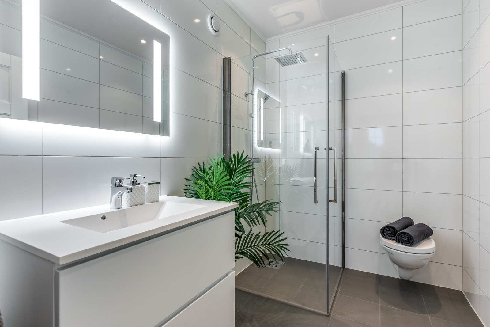 Illustrasjon av bad/wc til barnerommene. Bildene som benyttes i presentasjonen er fra andre hus Riis Bygg har oppført og er ment som illustrasjon. Det kan være avvik mot leveransen. Galleribilde