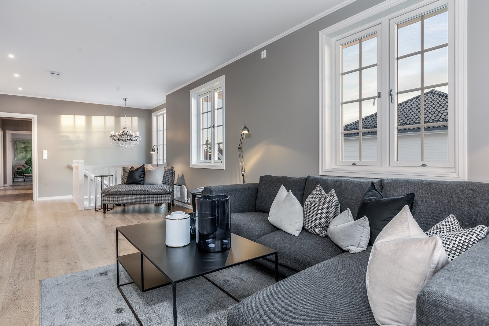 Boligene har en ekstra TV stue i 2. etg. med fransk balkong'. Bildene som benyttes i presentasjonen er fra andre hus Riis Bygg har oppført og er ment som illustrasjon. Det kan v Galleribilde