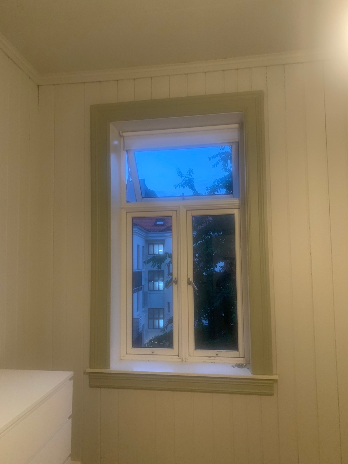 Vindu mot bakgården Galleribilde