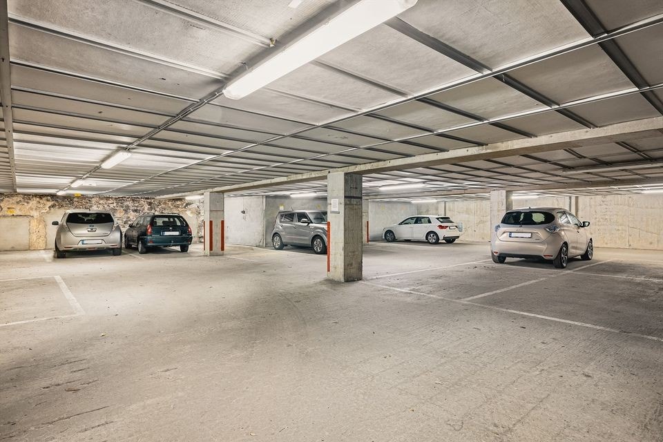 Garasje, ledige parkeringsplasser Galleribilde