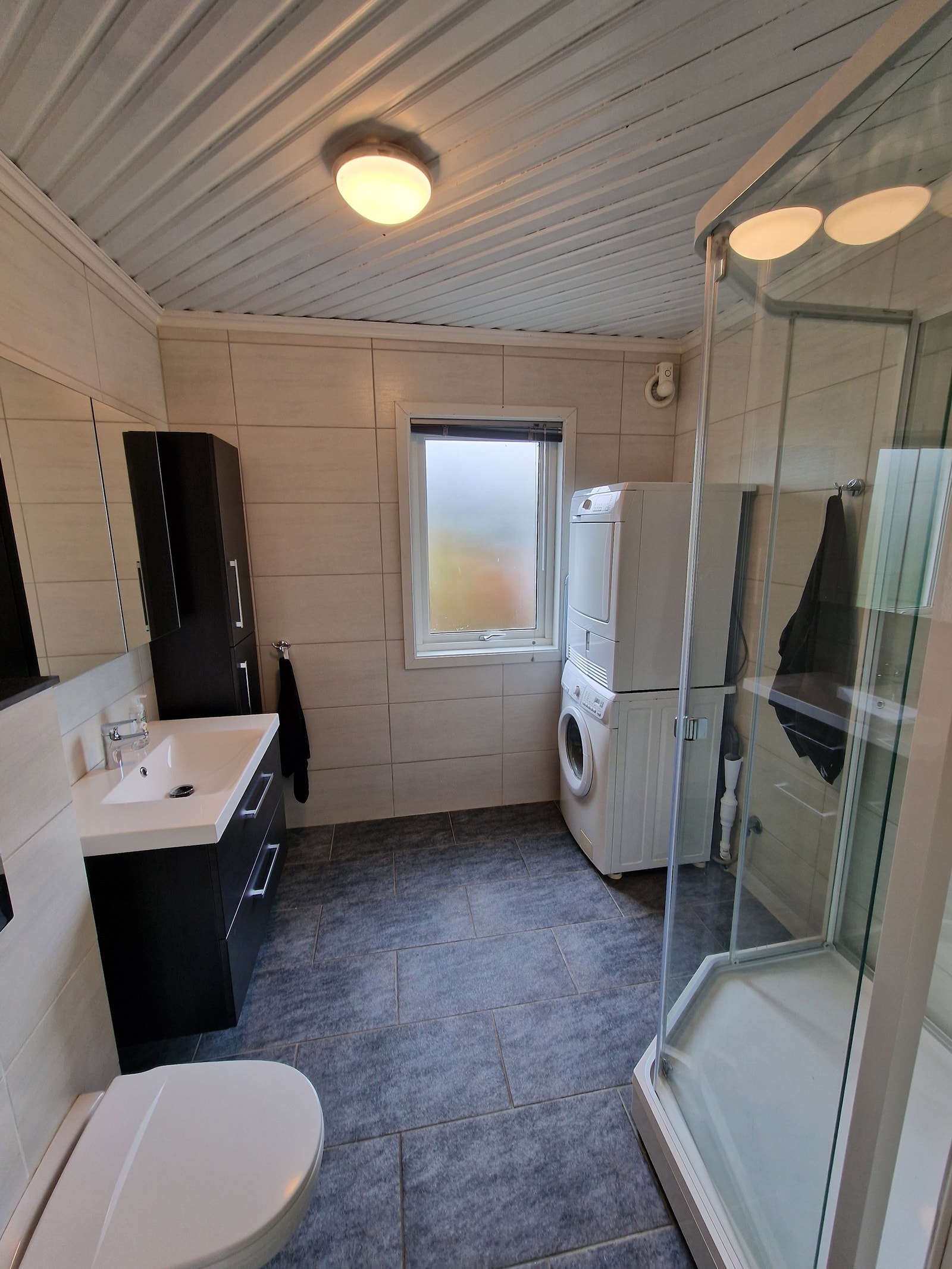 bad med vaskemaskin/tørketrommel Galleribilde