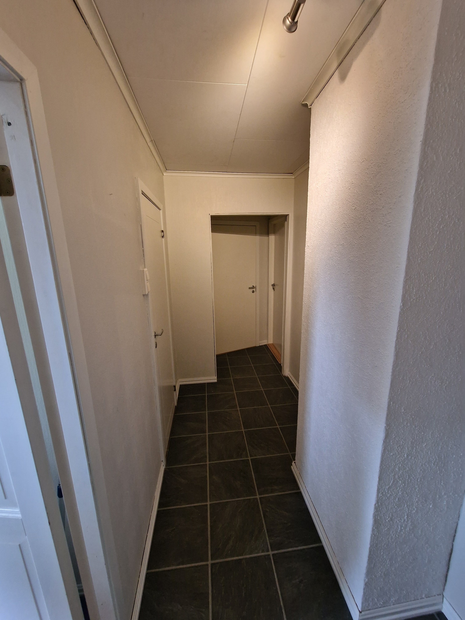 gang inn mot soverom/bad Galleribilde