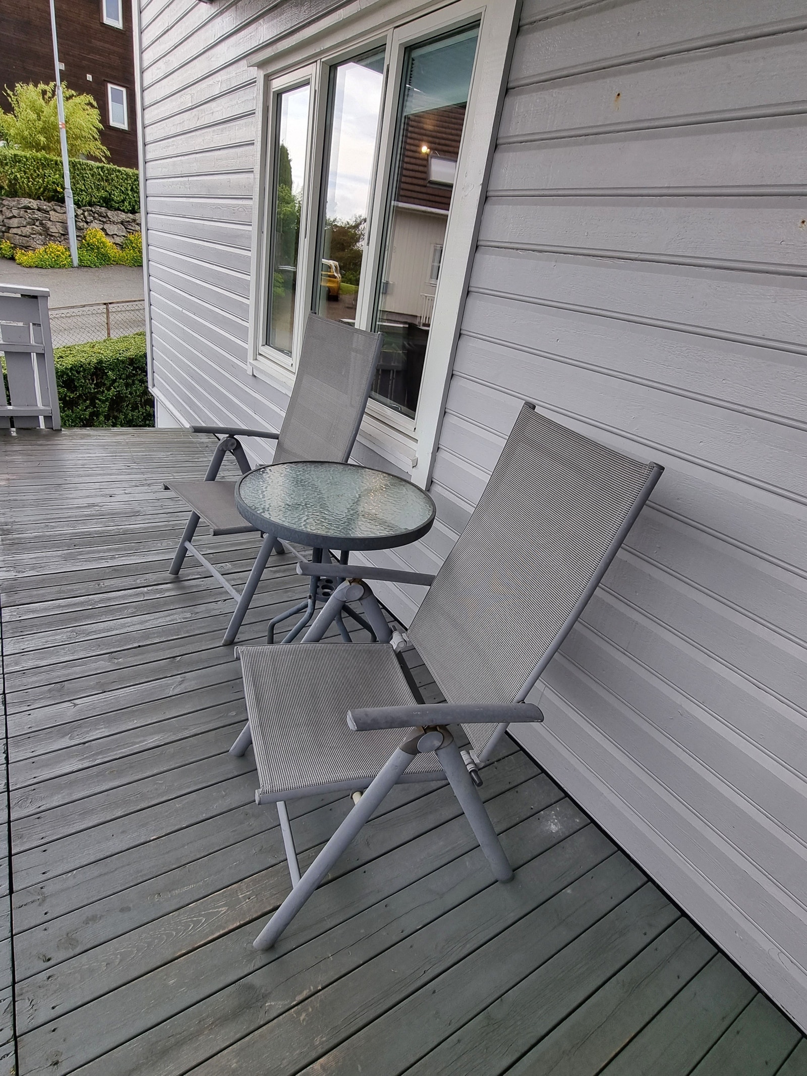 veranda med trapp ned til hagen Galleribilde