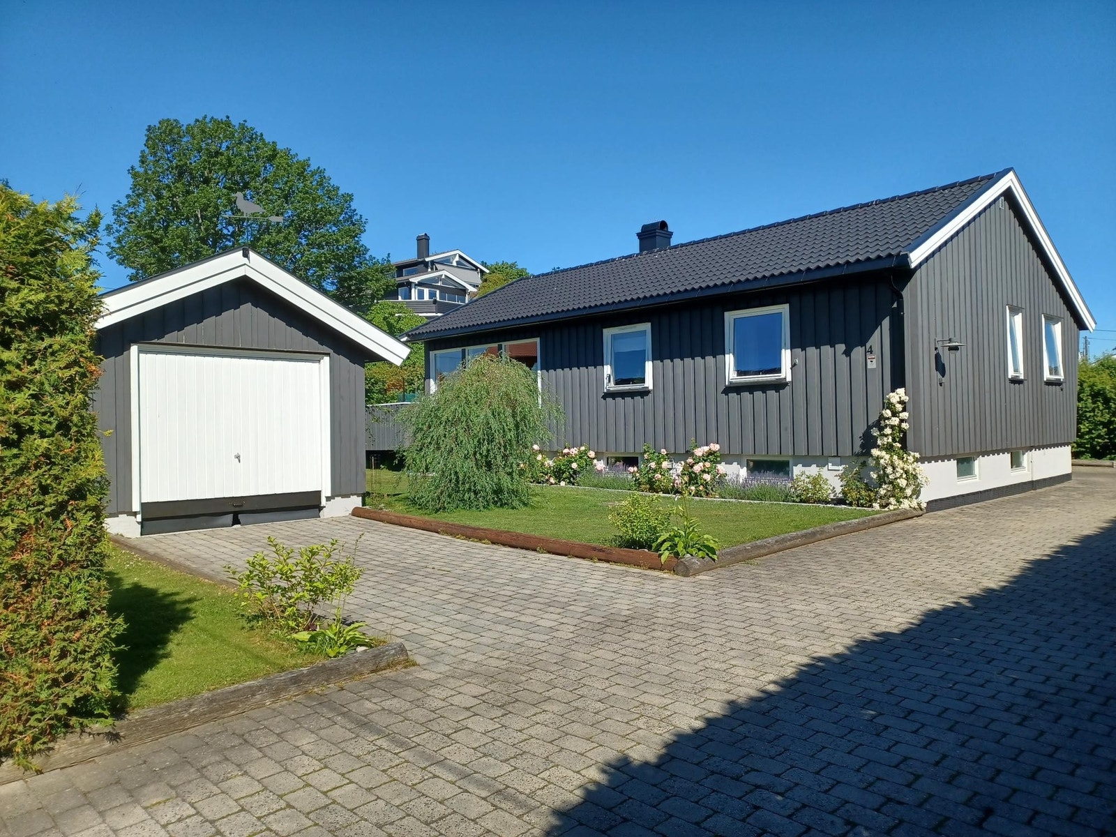 Større vinduer i hybelen i underetasjen Galleribilde