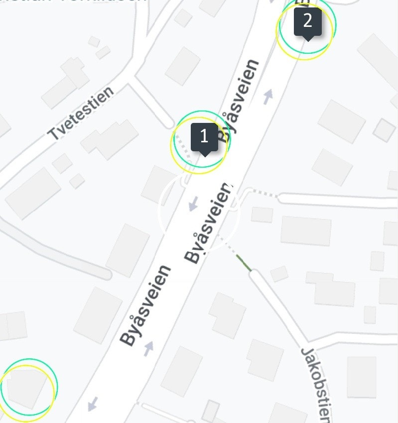 1: Holdeplass for bussavganger fra sentrum i retning Hallset.
2: Holdeplass for bussavganger direkte til sentrum/Samfundet/Øya/Gløshaugen/Dragvoll.
Bolig markert i kartet, med trapp direkte ned til Byåsveien fra eiendommen. Galleribilde