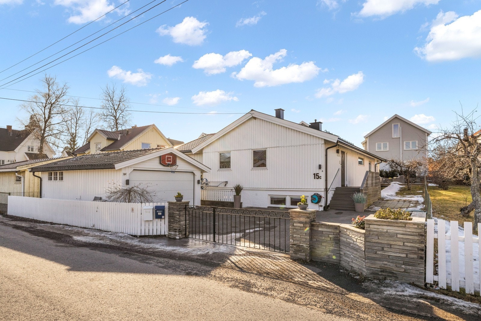 Rolig gate nær skole, barnehage og andre fasiliteter. Galleribilde