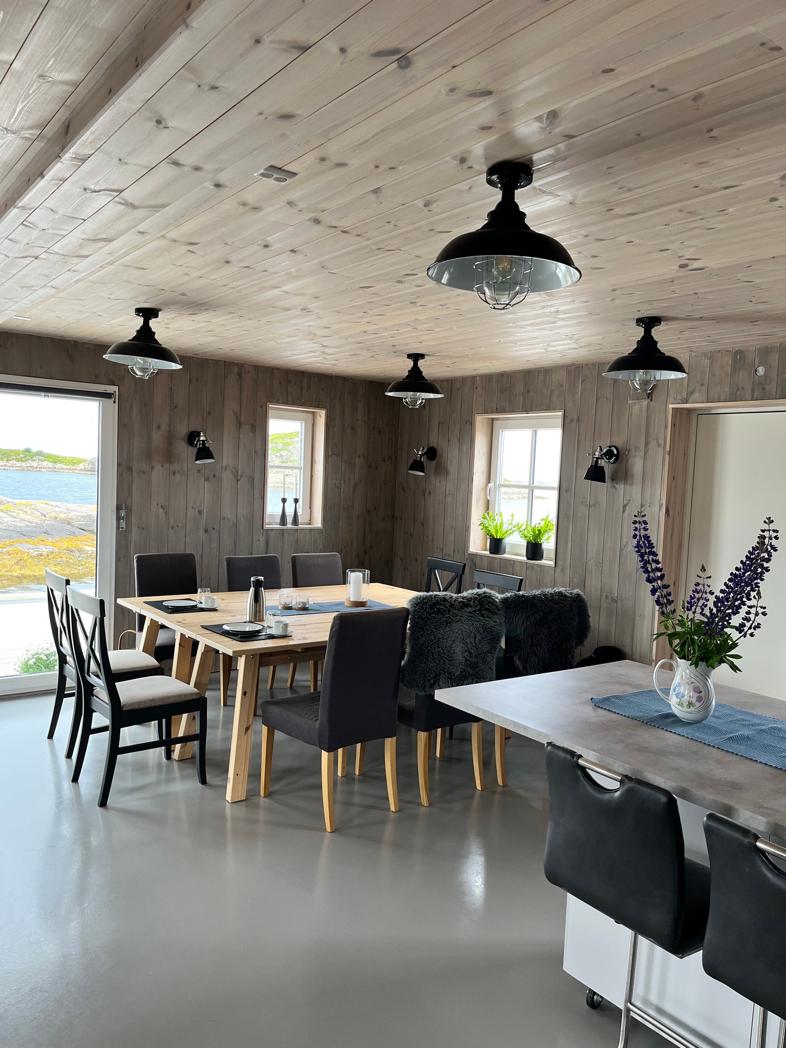 Stue/ kjøkken er lyst og luftig. Galleribilde