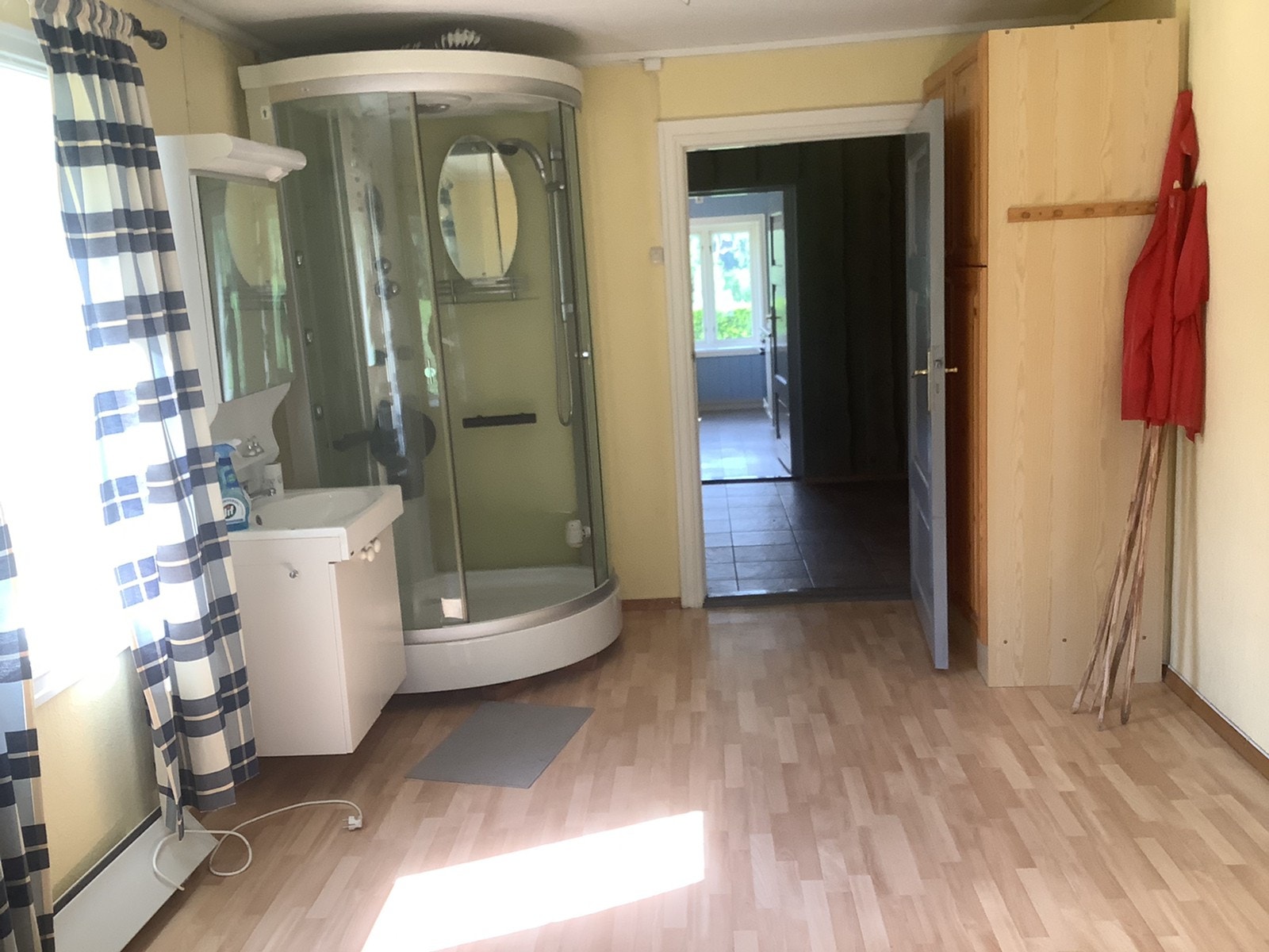 Soverom med duskabinett Galleribilde