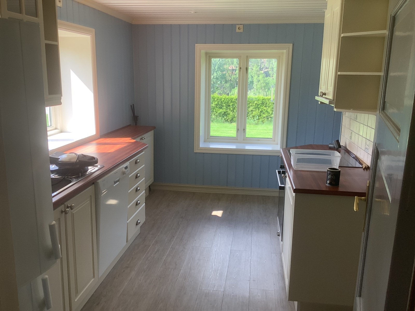 Kjøkken med hvitevarer og spiseplass Galleribilde