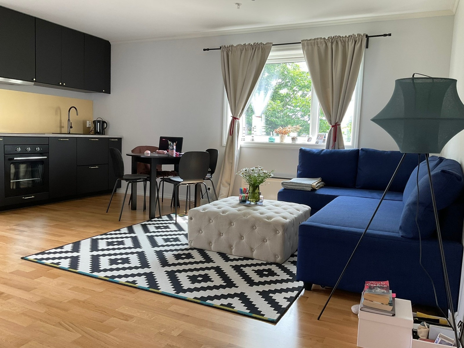 Kjøkken med induksjon koketopp og integrert oppvaskmaskin. Kjøleskap. Galleribilde