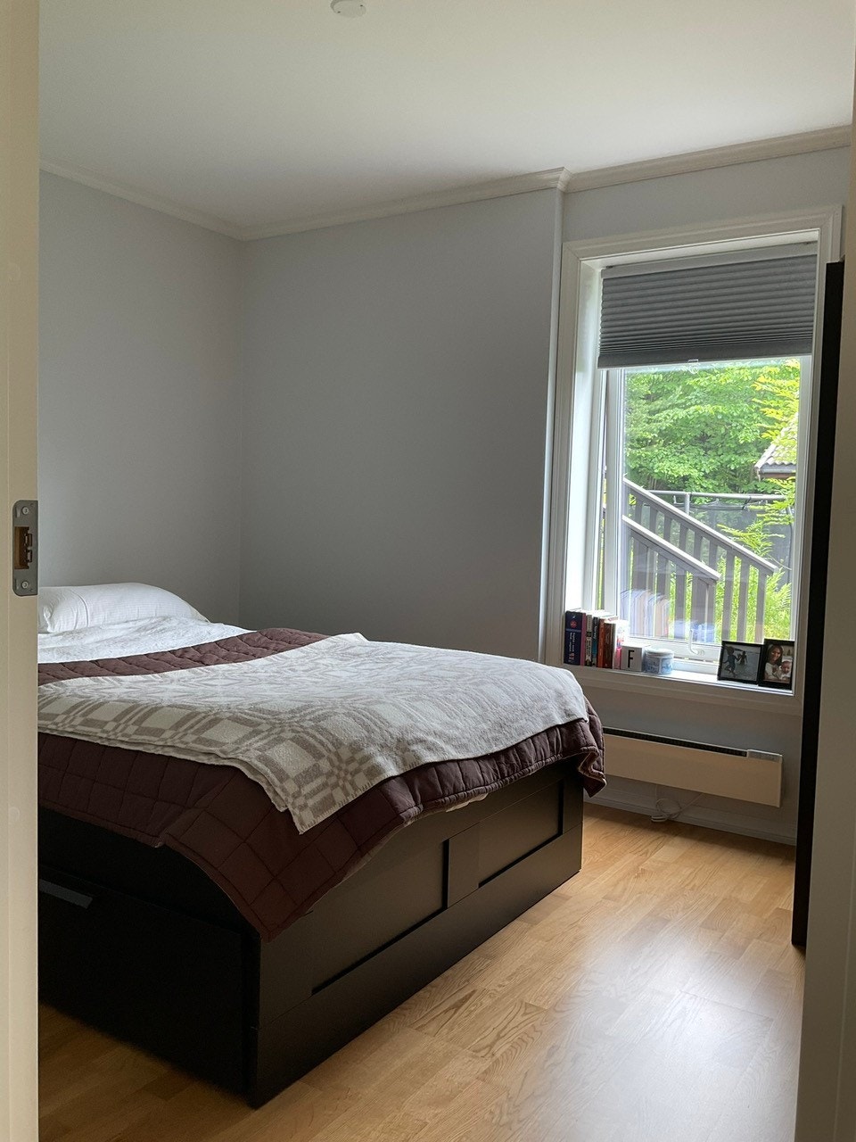 Stort soverom med dobbeltseng med lagring. Matchende klesskap. Galleribilde